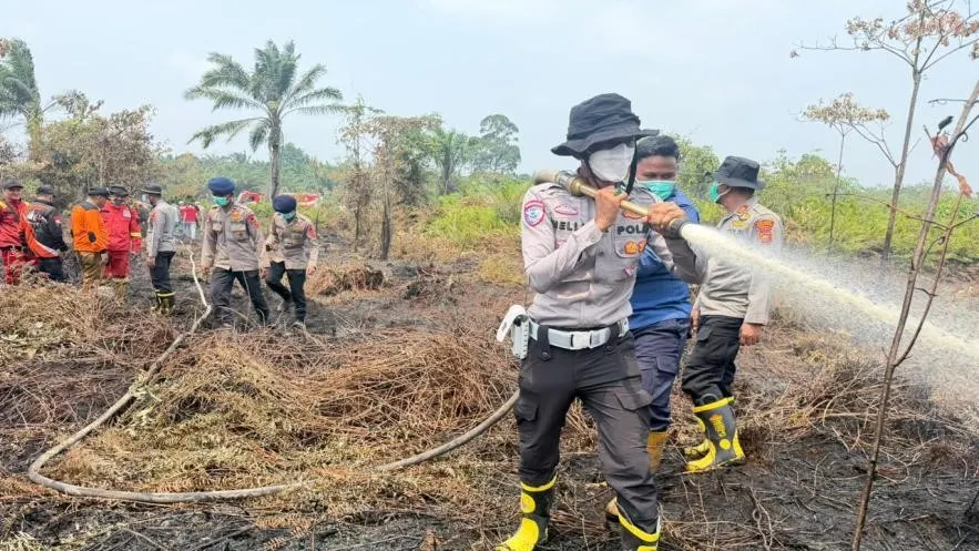 Polri Bersama TNI dan Stakeholder Gerak Cepat Tangani Karhutla di Sarolangun