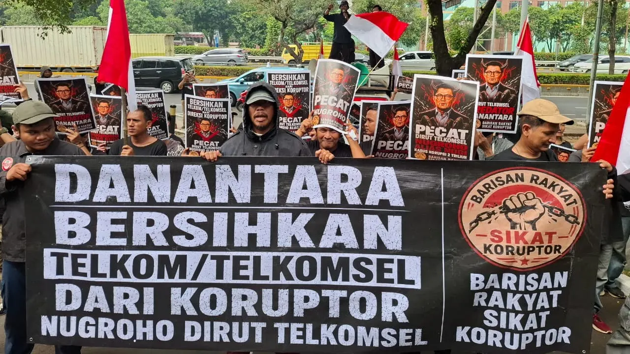 Massa mengelar aksi di depan kantor Danantara