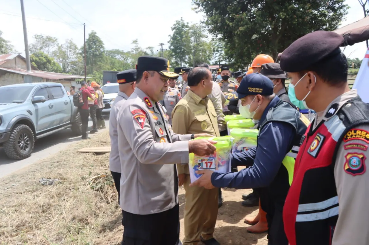 Polri beri bantuan ke warga terdampak erupsi Gunung Sinabung
