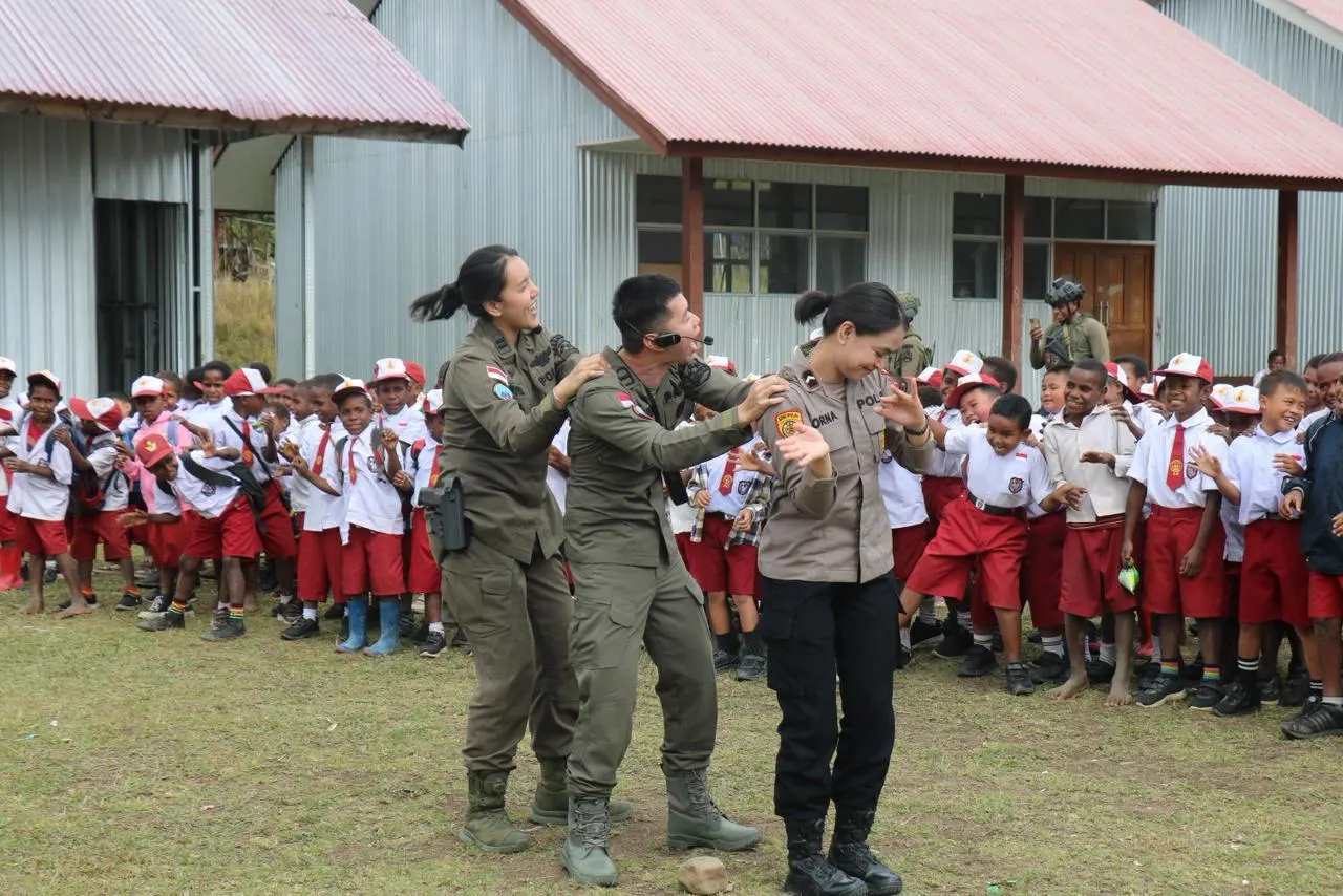 Satgas Cartenz berinteraksi dengan Siswa SD Inpres Kago, Distrik Ilaga, Kabupaten Puncak