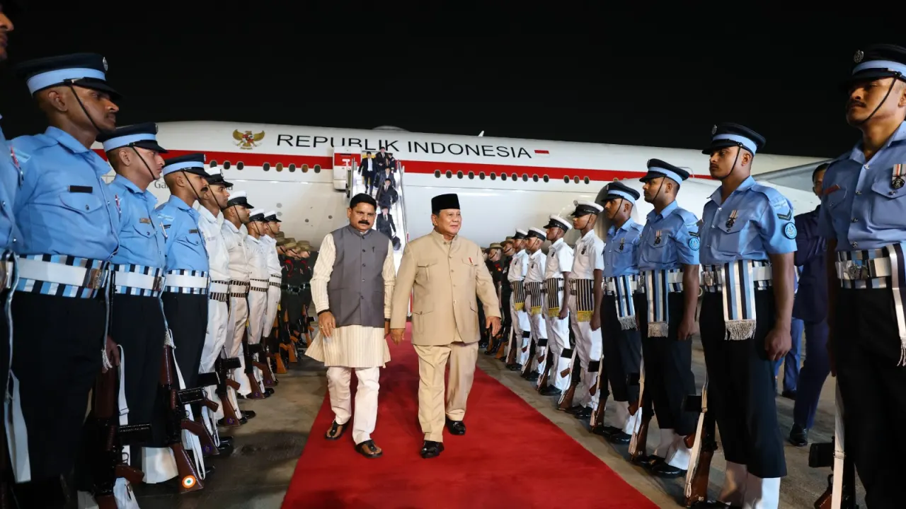 Presiden Prabowo Subianto tiba di Air Force Station (AFS) Palam, New Delhi, India.