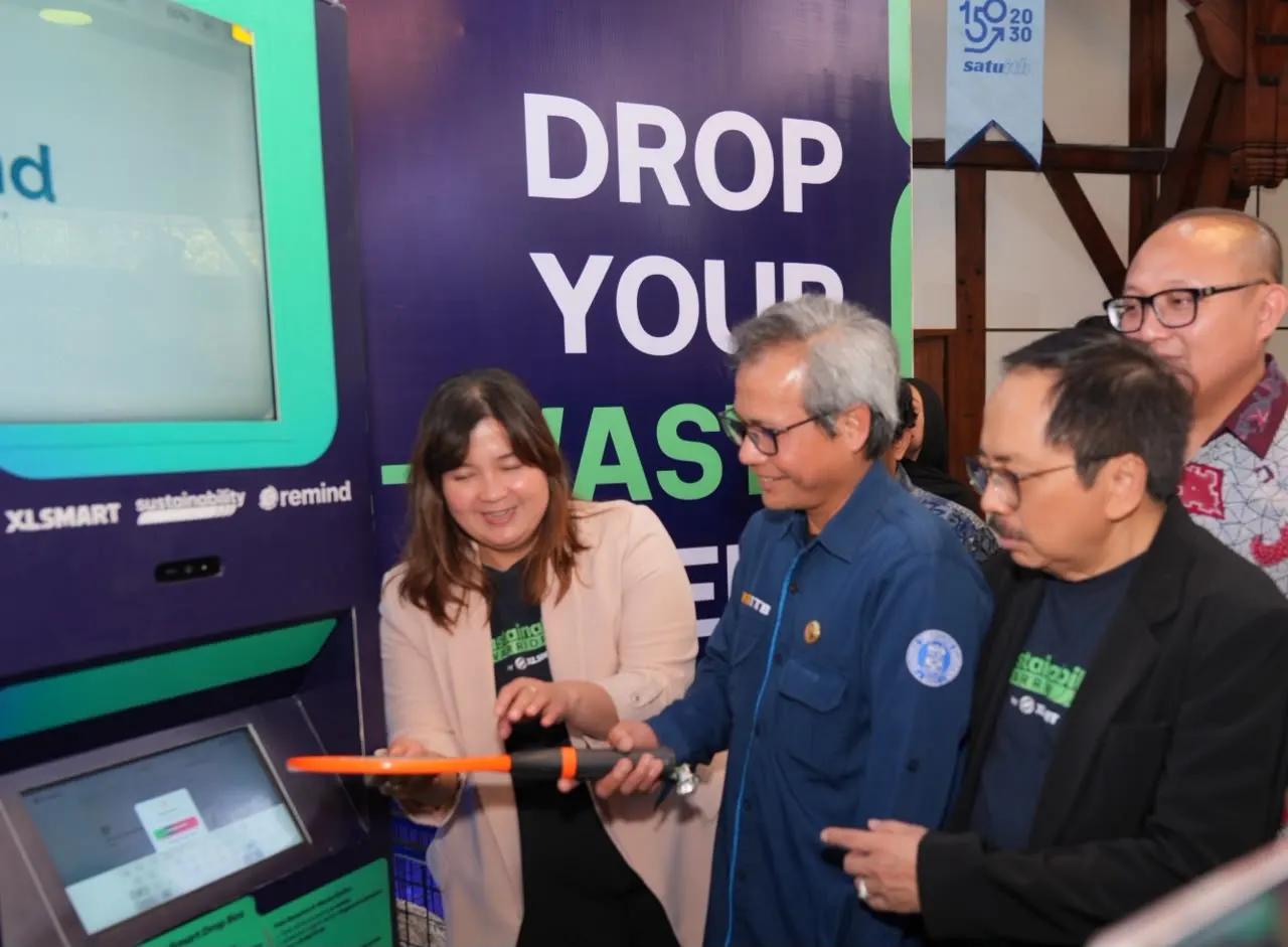 XLSMART bersama dengan REWIND menghadirkan E-Waste Reverse Vending Machine pertama di Indonesia