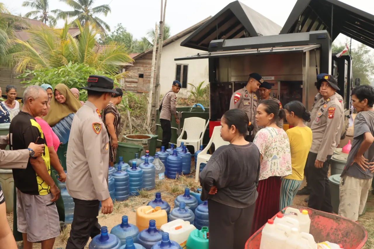 Polres Ketapang menyalurkan bantuan air bersih
