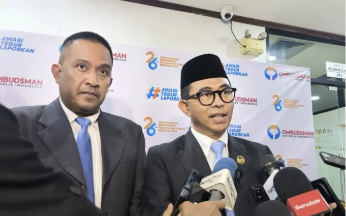 Ketua Ombudsman RI Nuzran Joher (kanan) dalam wawancara media di Jakarta, Senin (5/10/2026). ANTARA