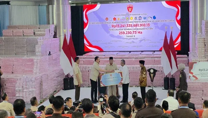 Jaksa Agung ST Burhanuddin telah menyerahkan uang Rp13,2 triliun secara simbolis ke Menkeu Suahasil Nazara disaksikan Presiden Prabowo Subianto di Kejagung, Selasa (6/10/2026). Tripodnews/HO