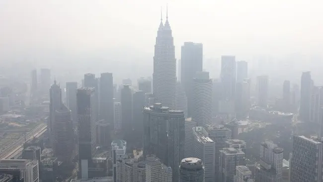 Penampakan kabut asap membekap Kuala Lumpur Malaysia, dan sejumlah wilayah lainnya. Tripodnews/REUTERS