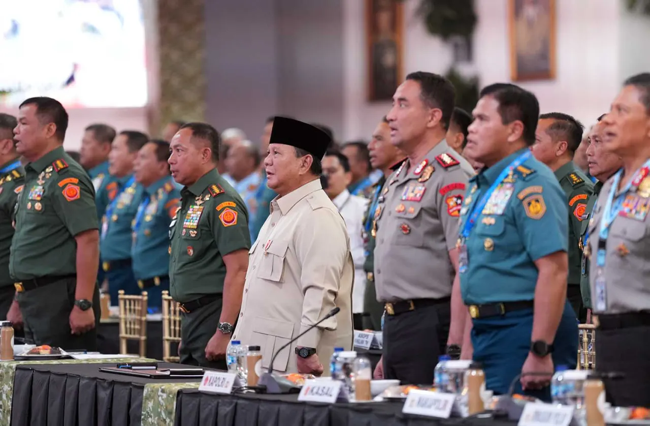 Presiden RI Prabowo Subianto bersama 800 perwira tinggi TNI-Polri