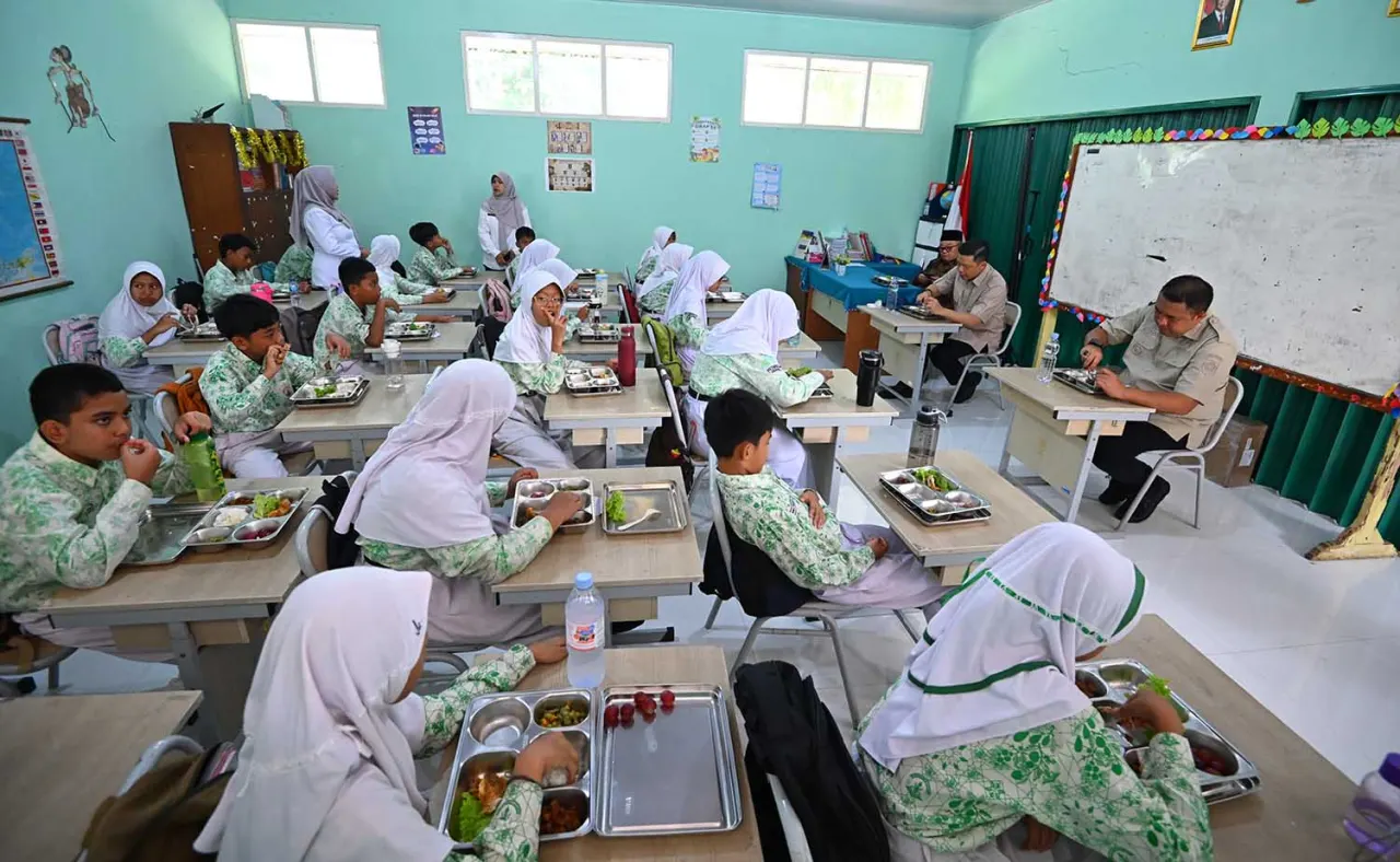 Menteri Koordinator Bidang Pembangunan Manusia dan Kebudayaan Sugiono saat menyantap MBG bersama siswa