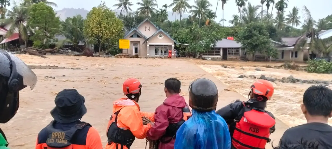 Banjir Padang Rendam 3 Kecamatan, 498 Jiwa Terdampak dan Ratusan Warga Mengungsi