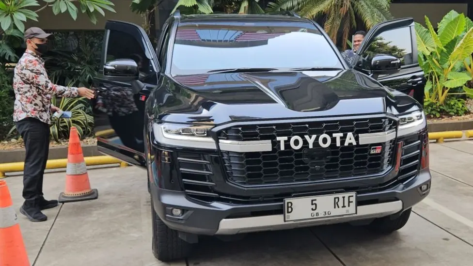 KPK Sita Toyota Land Cruiser Milik Mantan Bupati Kebumen Arif Sugiyanto