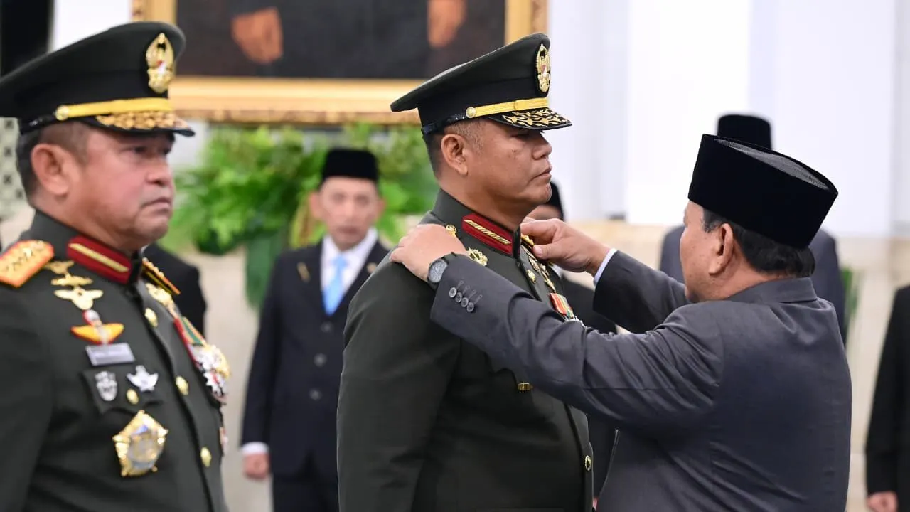 Presiden Prabowo Subianto resmi melantik Jenderal TNI Tandyo Budi Revita sebagai Kepala Staf Angkatan Darat (KSAD) dalam upacara kenegaraan yang berlangsung di Istana Negara, Jakarta, pada Kamis, 15 Oktober 2026. Tripodnews/BPMI Setpres
