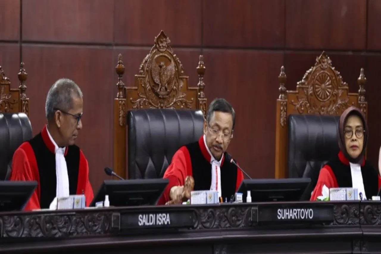 Ketua MK Suhartoyo membacakan amar Putusan pengujian materiil Undang-Undang Nomor 31 Tahun 1997 tentang Peradilan Militer, Kamis (15/10) di Ruang Sidang MK. Tripodnews/Humas MK