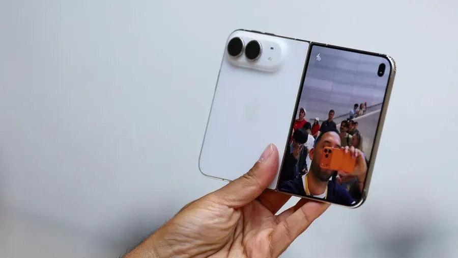 Seseorang memegang iPhone Duo lipat terbaru dalam acara Apple di Steve Jobs Theater di Cupertino, California, AS, pada 9 September 2026. Tripodnews/REUTERS