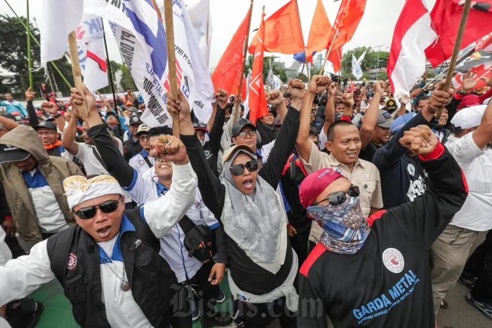 Konfederasi Serikat Pekerja Nusantara (KSPN) dan sederet serikat pekerja melakukan aksi unjuk rasa untuk menyuarakan lima aspirasi. Tripodnews.HO
