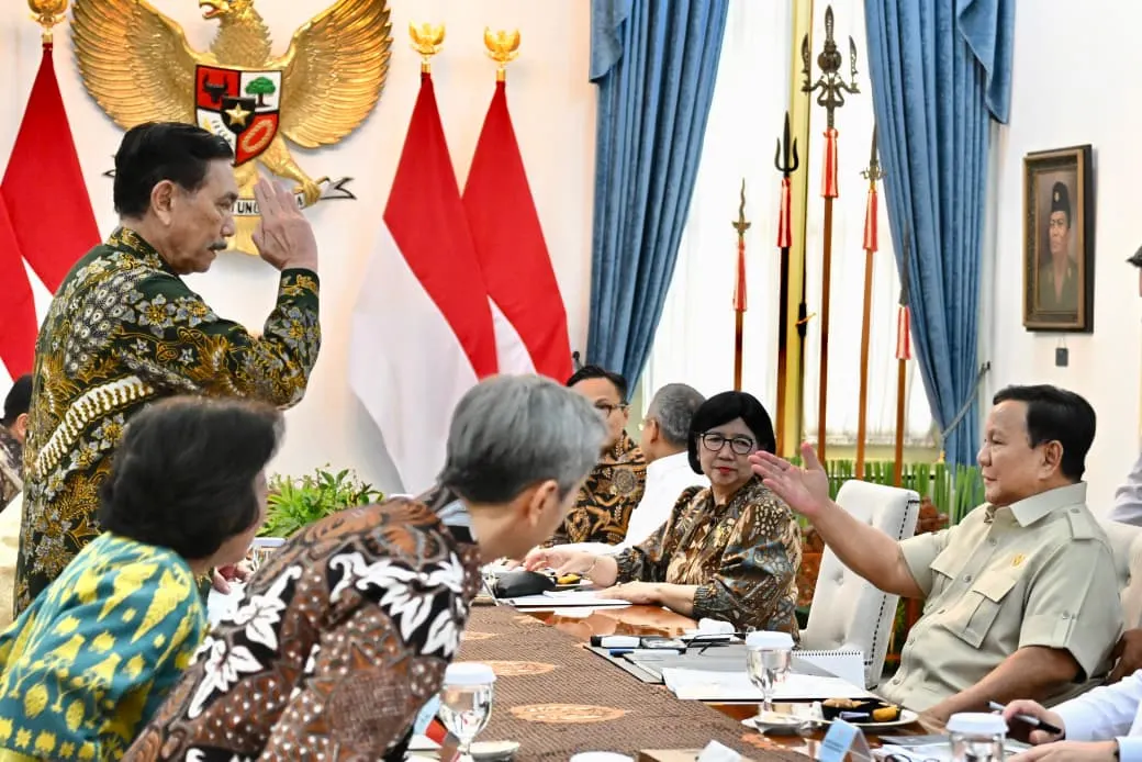 Presiden Prabowo Subianto menerima Ketua Dewan Ekonomi Nasional (DEN) Luhut Binsar Pandjaitan bersama jajaran DEN dan sejumlah menteri terkait di Istana Merdeka, Jakarta, pada Selasa, 20 Oktober 2026. Troipodnews/BPMI-SETPRES