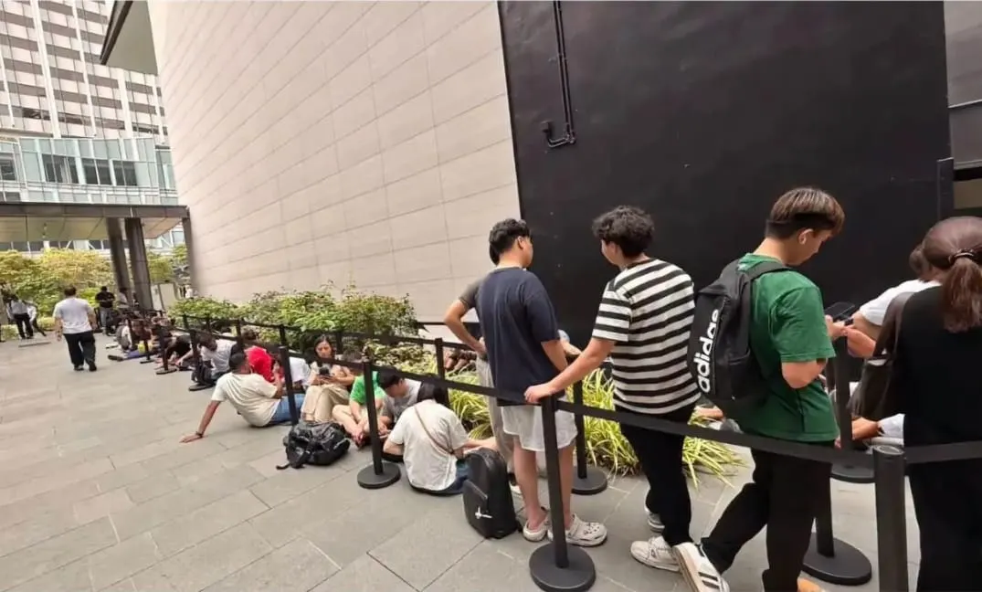 Antrean di jaringan ritel Apple Inc., di Canton Road, Hong Kong. Tripodnews/HO