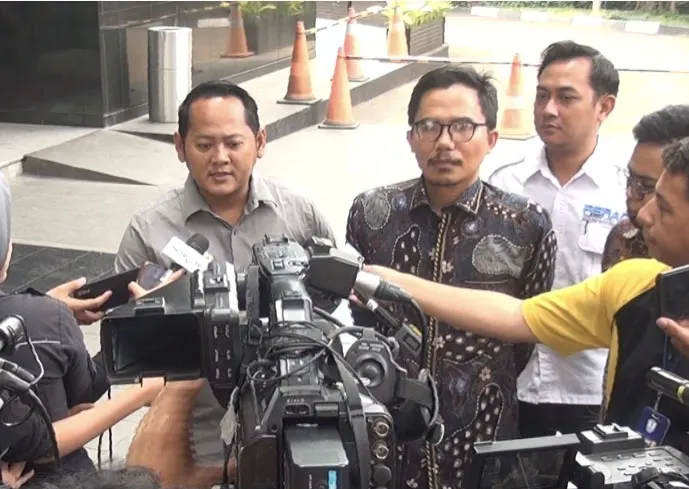 Kuasa hukum pelapor, Abdul Hakim saat dimintai keterangan oleh wartawan di Gedung KPK. Tripodnews/HO