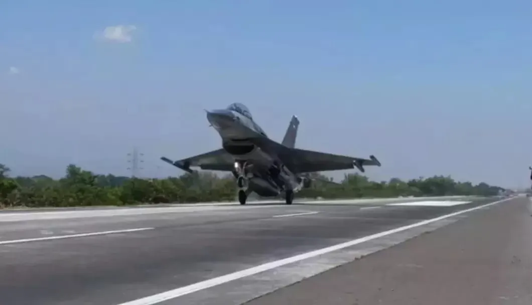 pesawat tempur TNI Angkatan Udara (TNI AU) menjalani uji coba pendaratan dan lepas landas di ruas Tol Pasuruan&ndash;Probolinggo, kilometer 834 hingga 830+500, Kecamatan Wonomerto, Kabupaten Probolinggo, Jawa Timur, Kamis, 22 Oktober 2026.  Tripodnews/HO