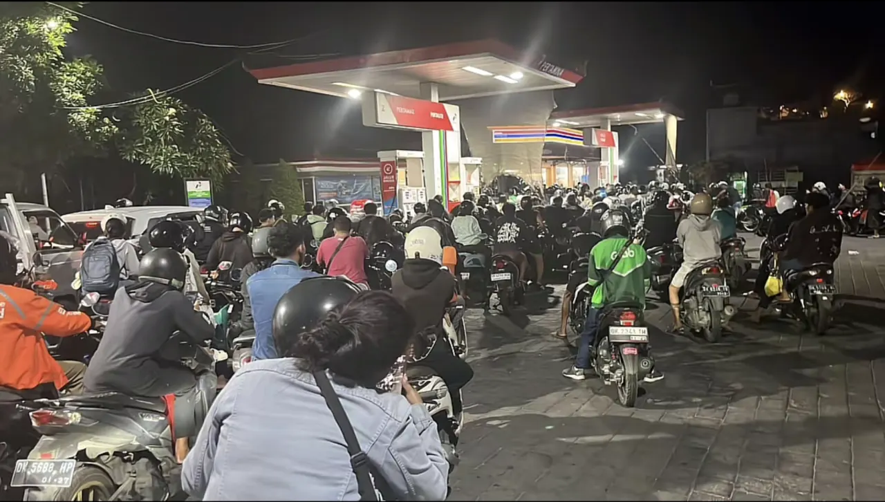 Antrian BBM di SPBU Bali pada Rabu (13/10/26) Malam. Tripodnews/HO