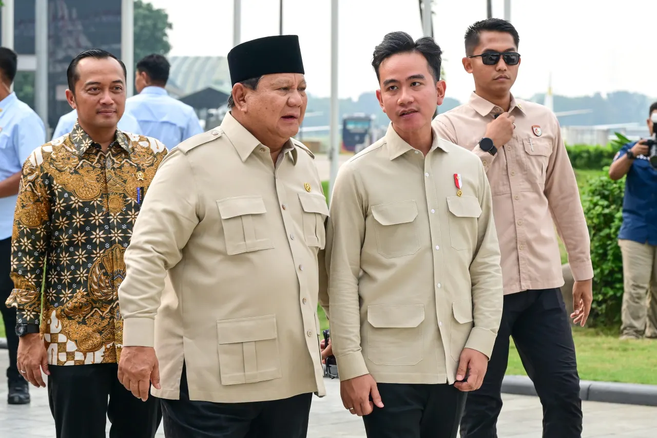 Presiden Republik Indonesia, Prabowo Subianto didampingi Wapres Gibran Rakabuming Raka tiba di Bandara Halim Perdanakusuma. Tripodnews/BPMI-SETPRES