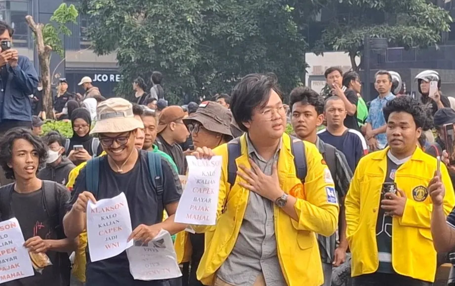 Badan Eksekutif Mahasiswa Universitas Indonesia (BEM UI) bersama Komite Sadar menyiapkan aksi unjuk rasa di Bundaran Hotel Indonesia (HI), Jakarta . Tripodnews/HO