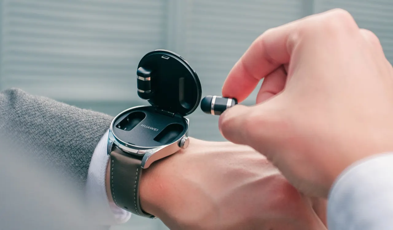 HUAWEI WATCH Buds dibanderol dengan harga Rp6.999.000. Huawei juga memberikan program cicilan 0% mulai dari Rp 1.166.500 selama 6 bulan untuk pembelian HUAWEI WATCH Buds. Pada periode penjualan perdana yang berlangsung pada tanggal 15 – 30 April 2023