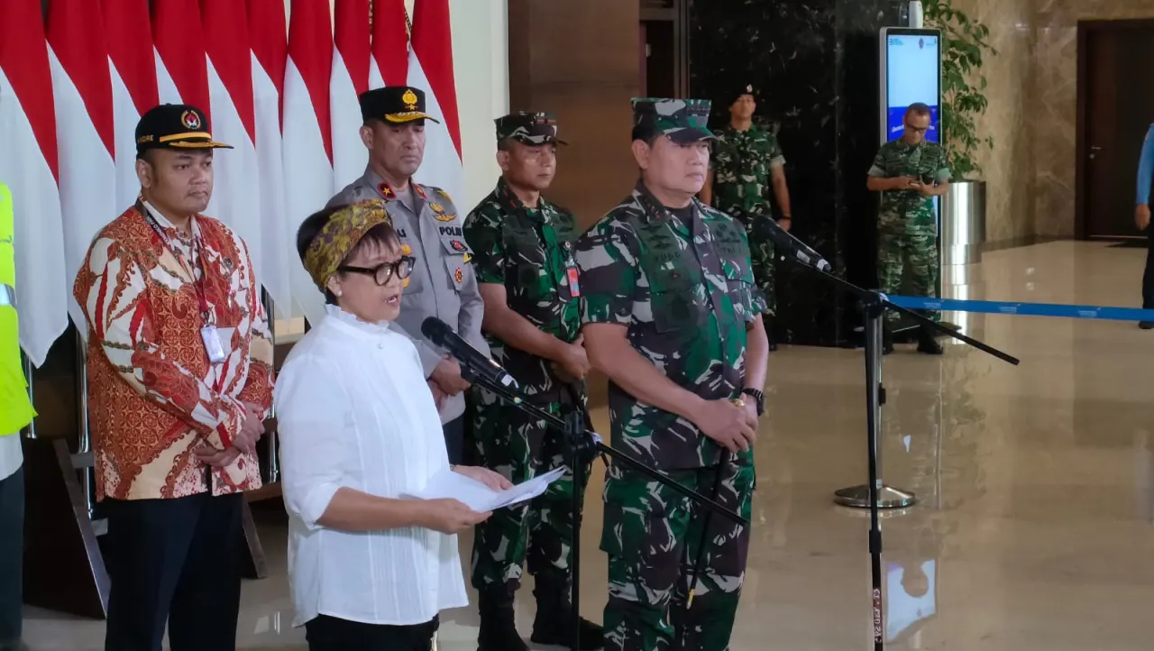 Menteri Luar Negeri (Menlu), Retno Marsudi dan Panglima TNI Laksamana Yudo Margono menyambut langsung para WNI tersebut saat tiba di Bandara Soekarno-Hatta.