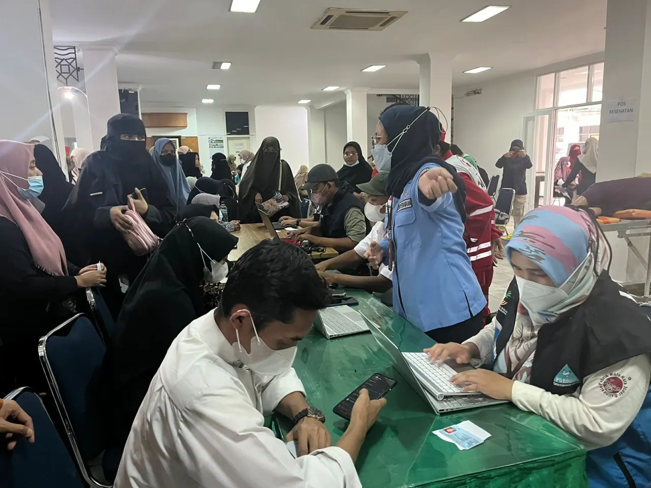 Petugas mendata WNI yang dievakuasi akibat perang Sudan.