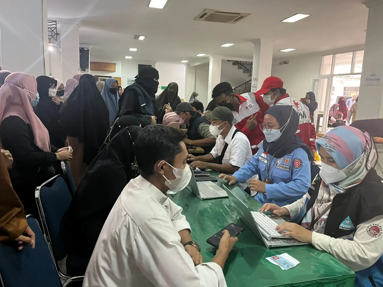 Petugas mendata WNI yang berhasil dievakuasi dari Sudan.