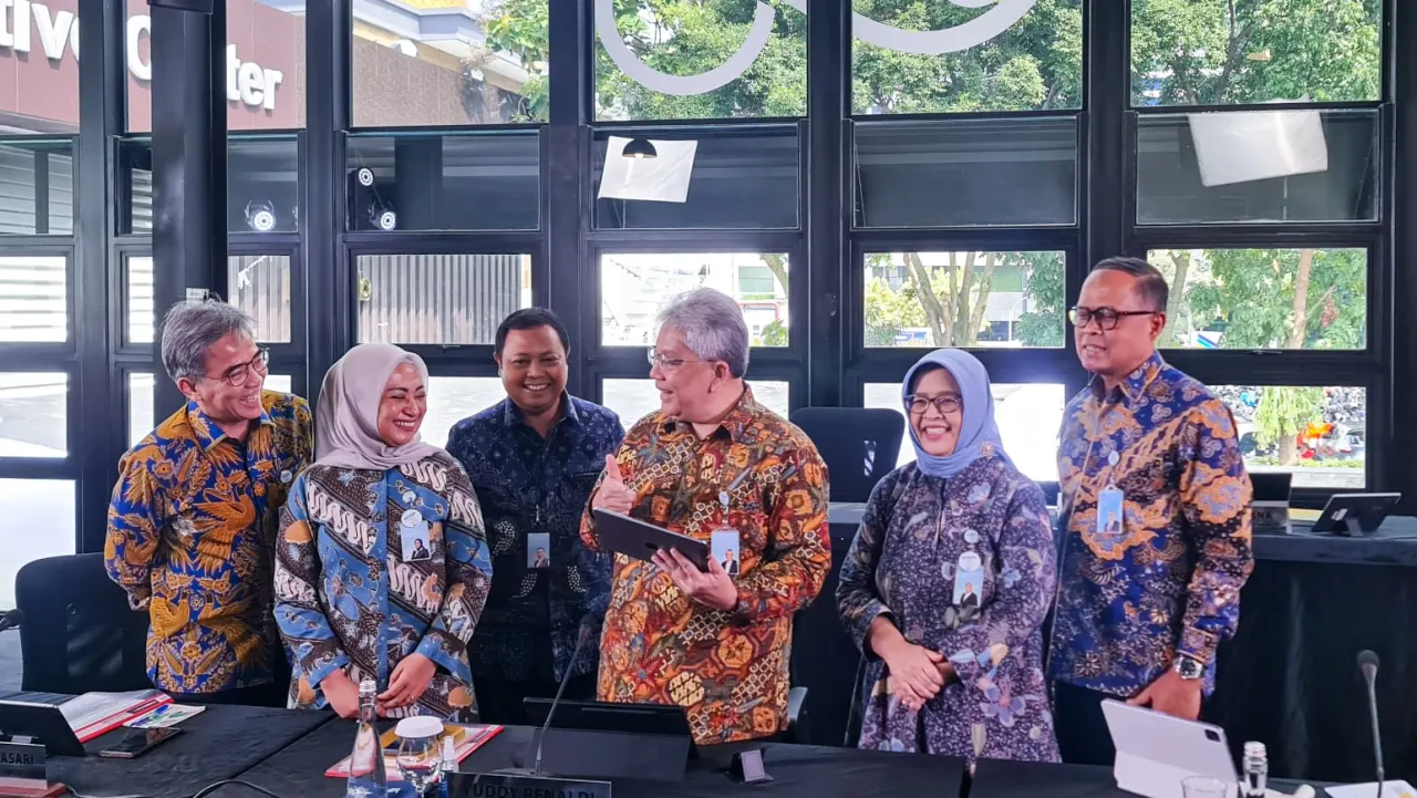 bank bjb pun berkomitmen untuk terus memperluas bisnis, antara lain memperkuat jaringan hybrid offline dan online channels. Saat ini bank bjb memiliki 926 jaringan fisik dan 1.883 terminal perbankan elektronik terus kami pertahankan.