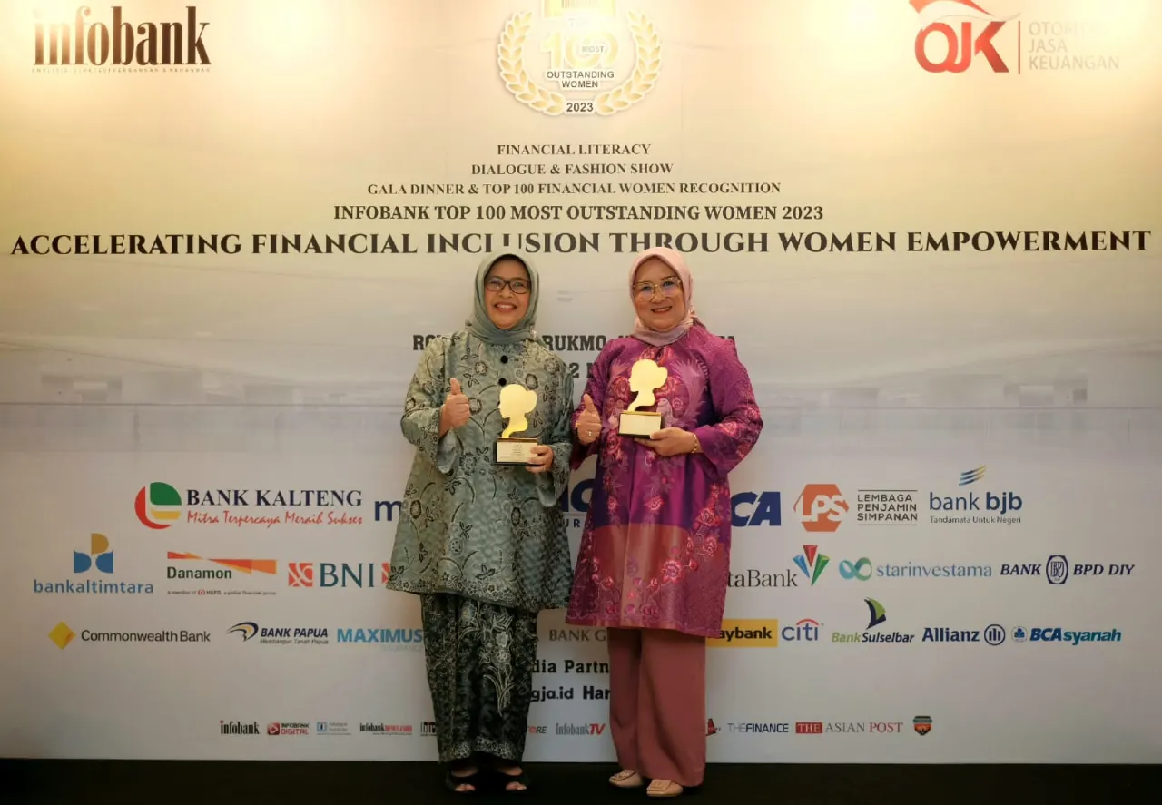 Direktur Keuangan bank bjb Nia Kania bersama Direktur Konsumer & Ritel bank bjb Suartini saat mendapat award 100 wanita berpengeruh di industri keuangan.