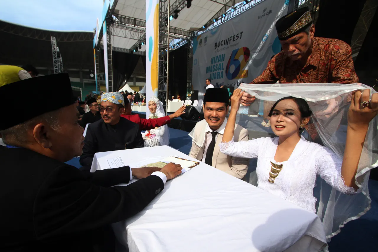 Prosesi nikah massal juara.