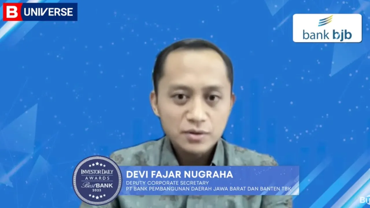 Bank bjb saat menerima award dari Majalah Investor.