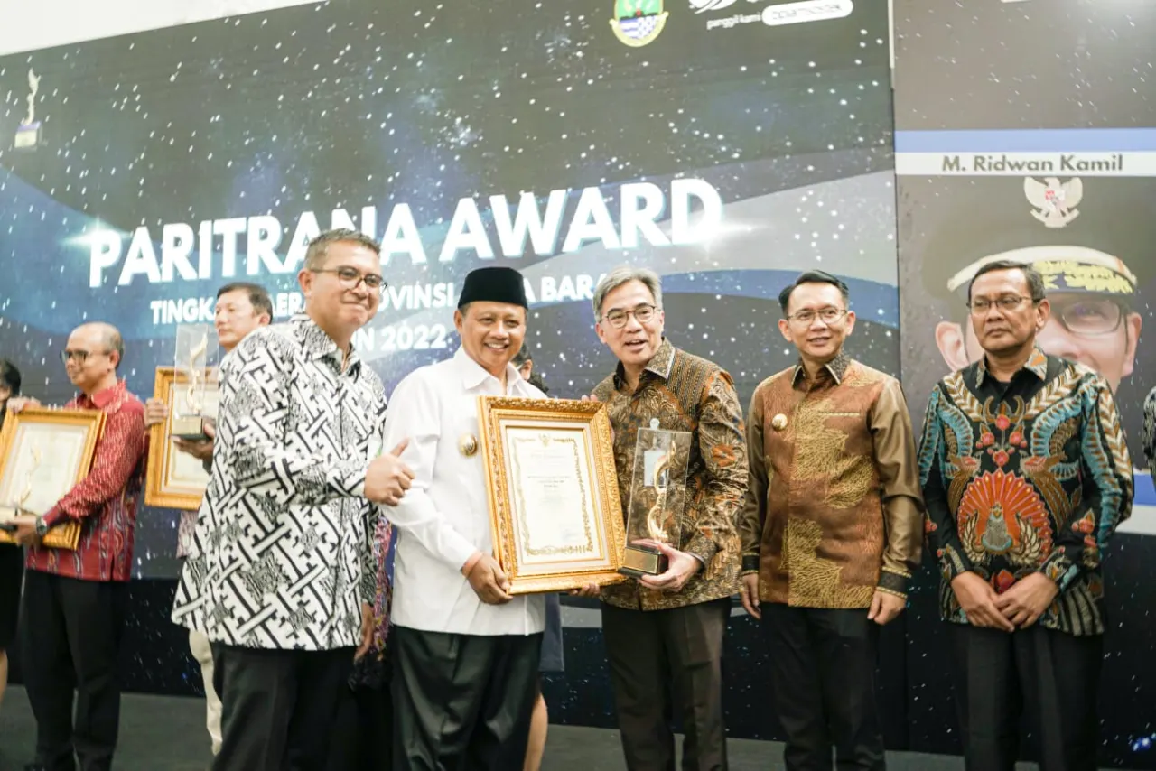 Penghargaan diberikan oleh Wakil Gubernur Jawa Barat Uu Ruzhanul Ulum di Aula Barat Gedung Sate, Kota Bandung, Selasa 30 Mei 2023. Penghargaan diterima oleh Direktur Operasional bank bjb Tedi Setiawan.