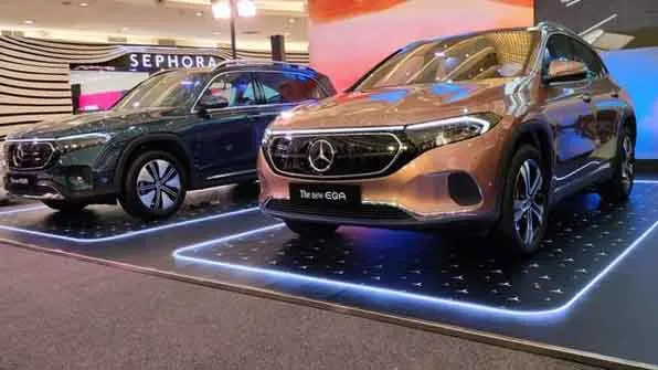 Dua mobil listrik The New Mercedes-Benz