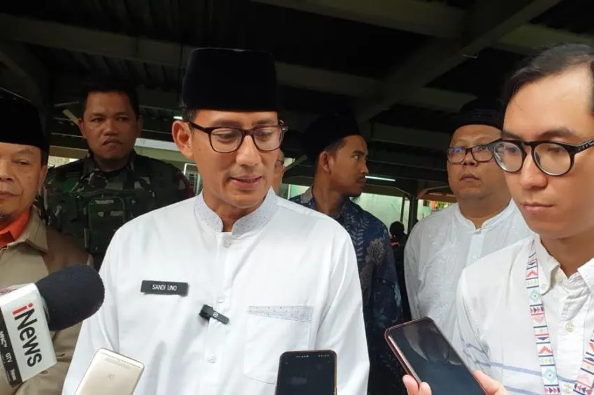 Lebih lanjut, Sandiaga juga mengajak seluruh warga masyarakat untuk berwisata di Indonesia saja. Baginya, momen libur panjang ini adalah kesempatan berharga bagi industri pariwisata dan ekonomi kreatif Indonesia.