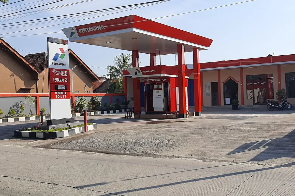 Kenaikan harga minyak tersebut berdampak langsung pada harga BBM di dalam negeri. Pada April 2022, harga Pertamax naik menjadi Rp12.500 per liter, sementara harga Pertalite tetap di Rp6.750 per liter.