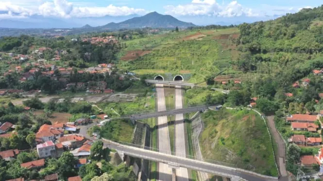 Presiden juga mengapresiasi konstruksi Jalan Tol Cisumdawu sepanjang 61,6 kilometer dengan anggaran sebesar Rp18,3 triliun. Jalan tol ini juga dilengkapi dengan terowongan kembar sepanjang 472 meter yang menjadi keunikan di Indonesia.