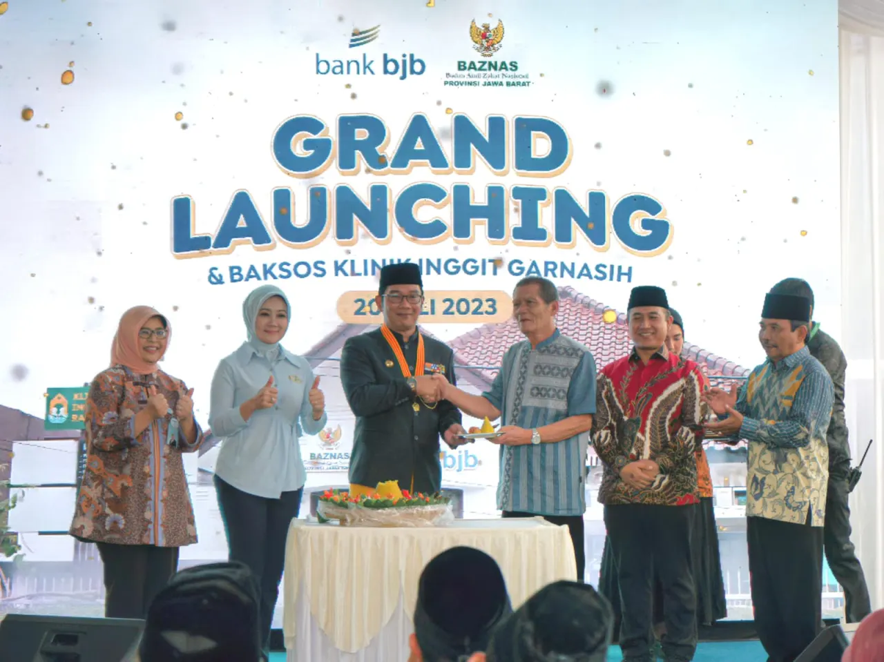 Gubernur Jawa Barat Ridwan Kamil, Ketua Baznas RI Noor Achmad, Ketua Baznas Jabar Anang Jauharuddin, serta Direktur Keuangan bank bjb Nia Kania saat meresmikan Klinik Pratama Ramah Lansia Inggit Garnasih.