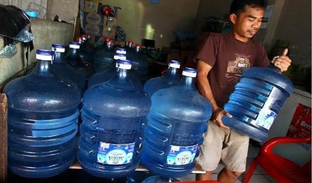 Pengusaha dalam industri air minum dalam kemasan (AMDK) yang menggunakan galon polikarbonat secara tegas menolak wacana pelabelan BPA pada kemasan galon mereka. Mereka berpendapat bahwa langkah ini dapat merugikan bisnis yang telah mereka bangun deng