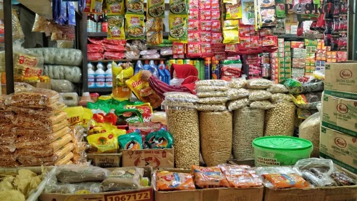 Lebih lanjut, Andry menjelaskan bahwa keberhasilan pemerintah dalam meredam tingkat inflasi turut berperan dalam mendukung aktivitas konsumsi. Meskipun inflasi masih ada, namun angka inflasi lebih rendah dari perkiraan sebelumnya.