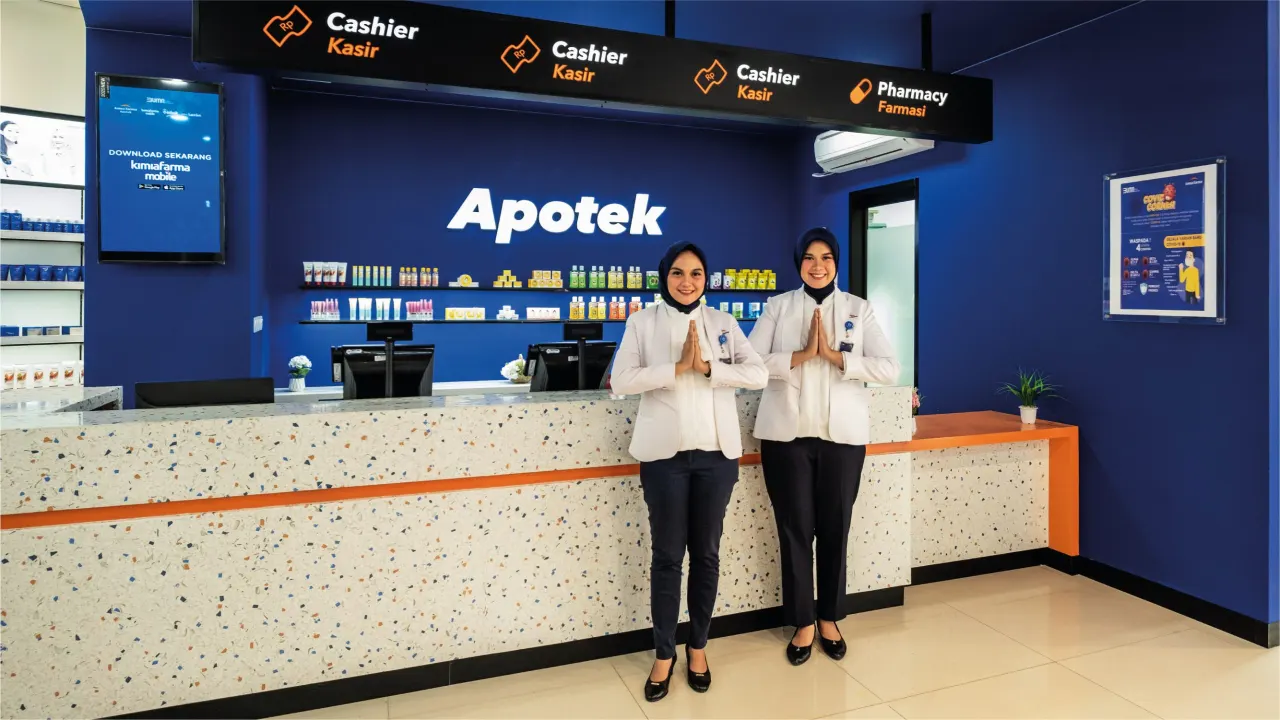 Sebagai salah satu pemain utama di industri ritel farmasi, Kimia Farma Apotek Official Store di Tokopedia menawarkan sekitar 4.500 SKU (Stock Keeping Unit), mencakup berbagai produk mulai dari obat-obatan, vitamin, suplemen, kosmetik, produk perawata