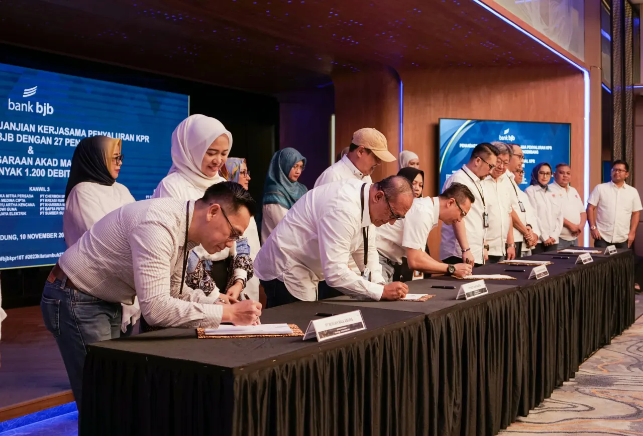 bank bjb juga menjalankan rangkaian akad massal KPR yang telah berlangsung sejak Januari 2023. Selama periode 1 Oktober 2023 hingga 10 November 2023, bank bjb telah berhasil mencairkan sebanyak 1.200 Nota Akad (NOA).