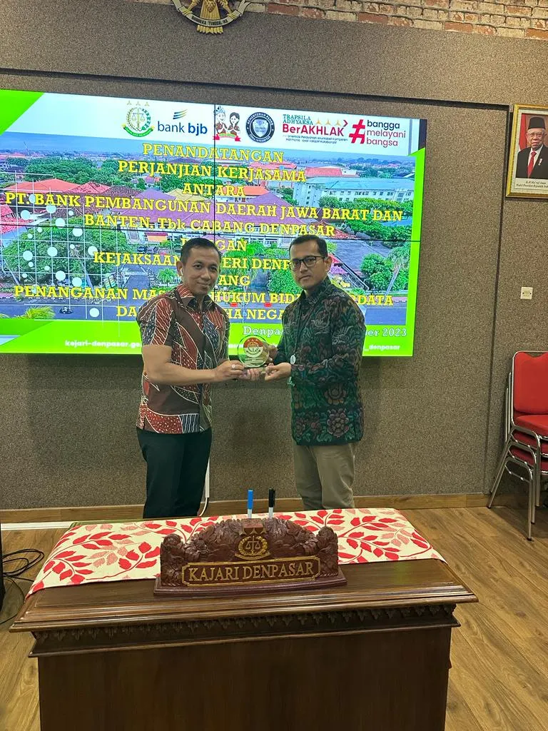 Kepala Bank bjb Cabang Denpasar, Sonny Permana bersama Kajari Denpasar Agus Setiadi.