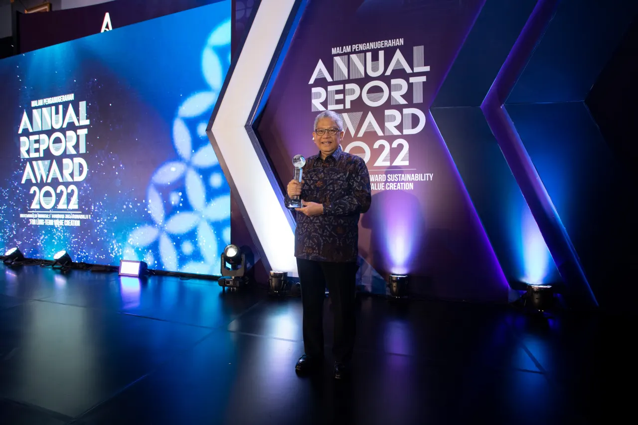 Dirut bank bjb, Yuddy Renaldi saat menerima penghargaan