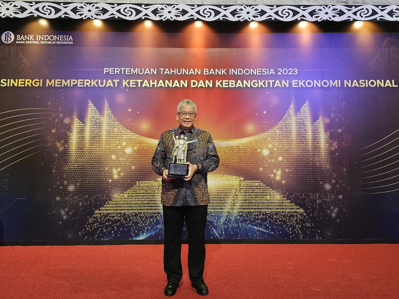 Direktur Utama bank bjbj Yuddy Renaldi saat menerima BI Award 2023.