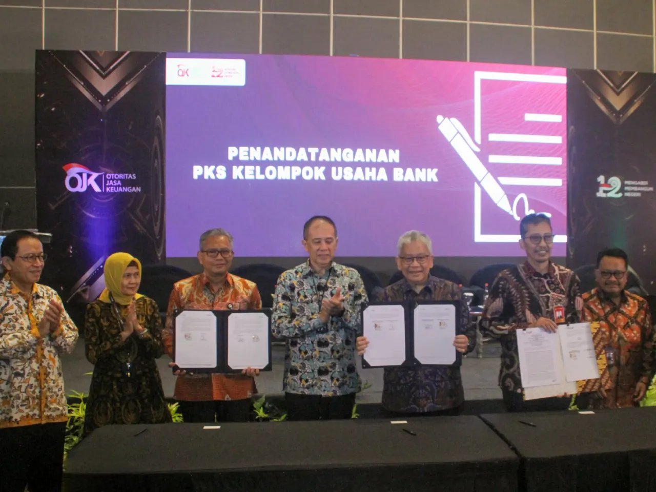 SURABAYA – Kelompok Usaha Bank (KUB) bank bjb kembali mendapatkan tambahan calon anggota KUB. Paling anyar, Bank Jambi menjadi Bank Pembangunan Daerah (BPD) ke-4 yang berproses menjalin komitmen sinergi KUB dengan bank bjb, menyusul Bank Bengkulu, Ba