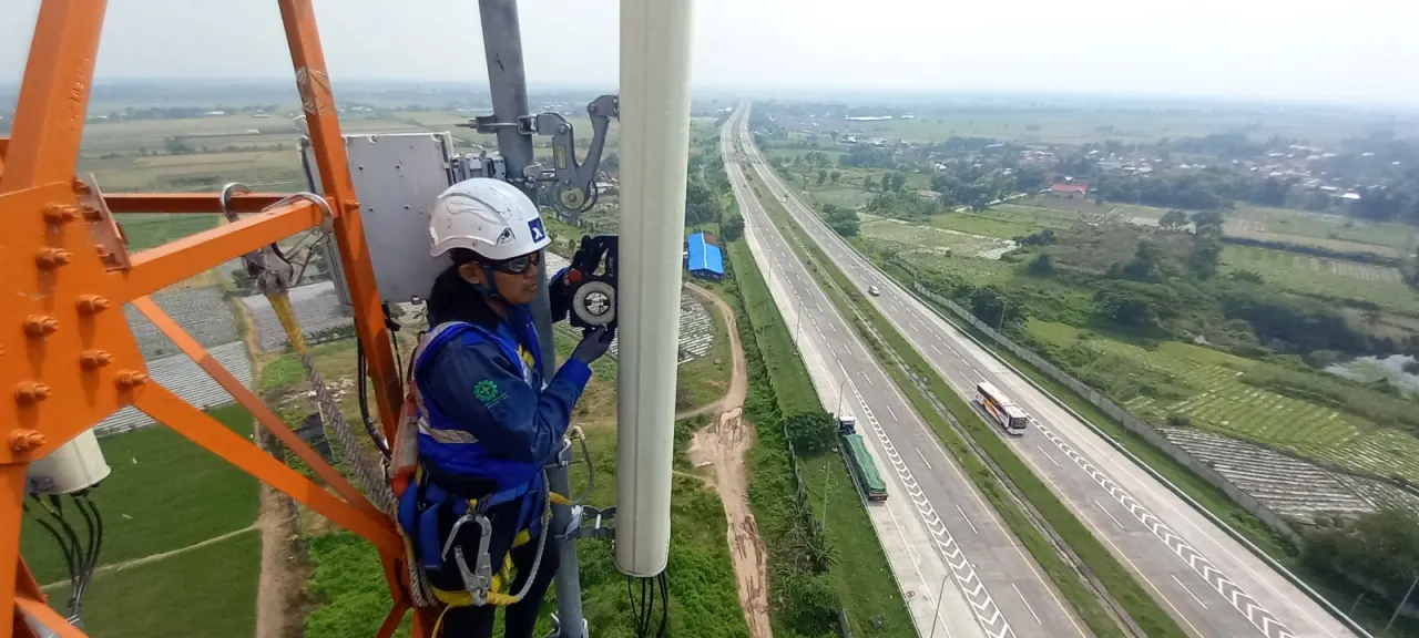 Seorang teknisi XL Axiata sedang melakukan pemeliharaan perangkat BTS (Base Transceiver Station) di sebuah tower seputaran Tol Trans Sumatera yang menghubungkan Kota Medan – Langkat yang berada di Desa Payabakung, Kecamatan Hamparan Perak, Kabupaten 