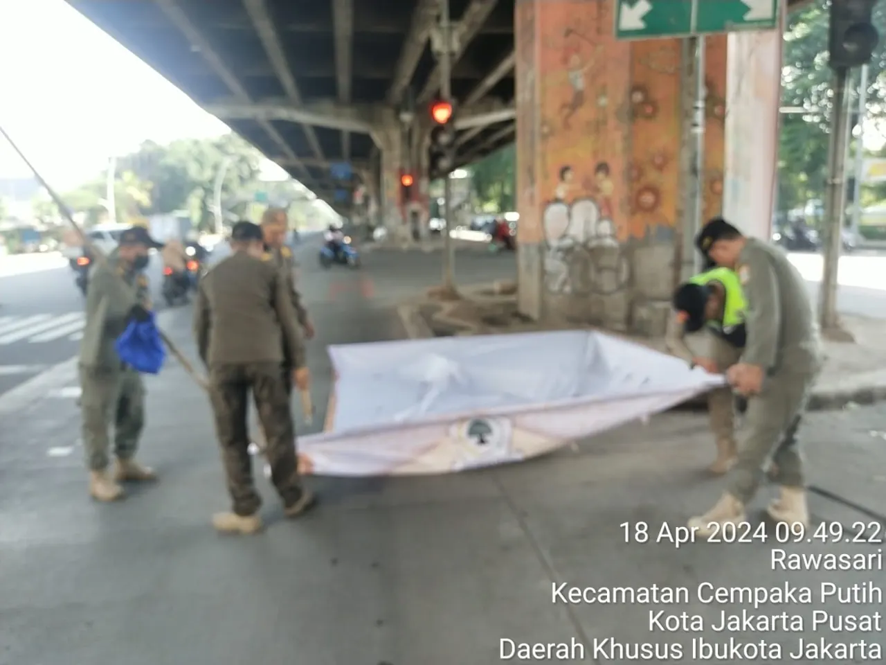 Satpol PP Jakarta Pusat menertibkan ratusan spanduk yang terpasang di tempat umum.