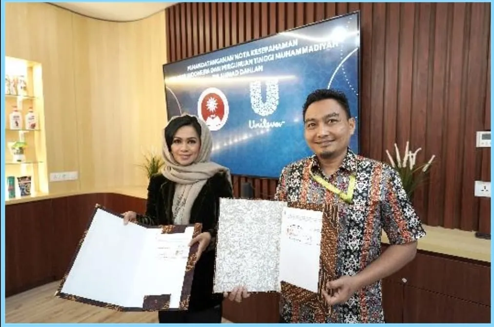 Ira Noviarti – Presiden Direktur PT Unilever Indonesia, Tbk. dan Dr. Yayat Sujatna, S.E., M.Si – Rektor ITB Ahmad Dahlan memperlihatkan Nota Kesepahaman Perlindungan dan Pemberdayaan Perempuan yang telah ditandatangani.